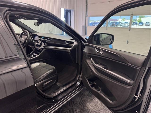 Photo of 2024 Diamond Black Crystal Pearlcoat Jeep Grand Cherokee L