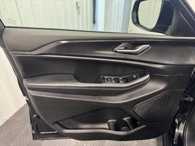 Photo of 2024 Diamond Black Crystal Pearlcoat Jeep Grand Cherokee L