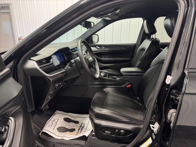 Photo of 2024 Diamond Black Crystal Pearlcoat Jeep Grand Cherokee L