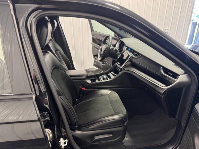 Photo of 2024 Diamond Black Crystal Pearlcoat Jeep Grand Cherokee L