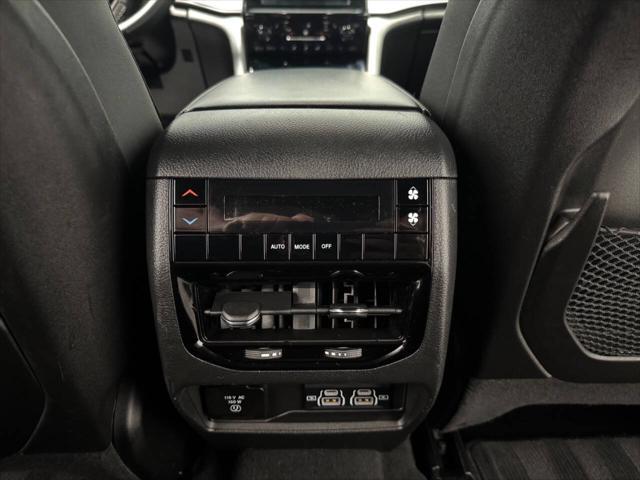 Photo of 2024 Diamond Black Crystal Pearlcoat Jeep Grand Cherokee L
