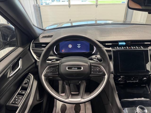Photo of 2024 Diamond Black Crystal Pearlcoat Jeep Grand Cherokee L