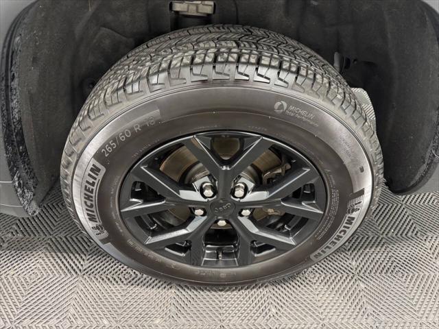 Photo of 2024 Diamond Black Crystal Pearlcoat Jeep Grand Cherokee L
