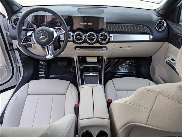 Photo of 2025 Polar White Mercedes-Benz GLB 250