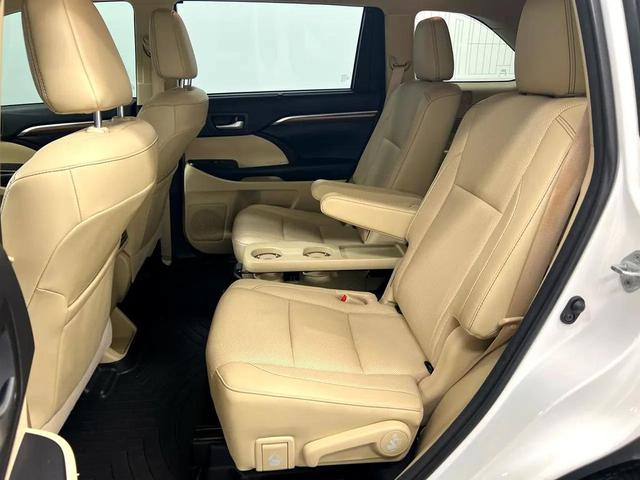 Photo of 2018 Blizzard Pearl Toyota Highlander