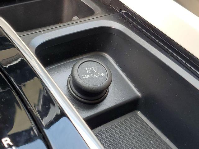 Photo of 2025 Crystal White Metallic Volvo XC60