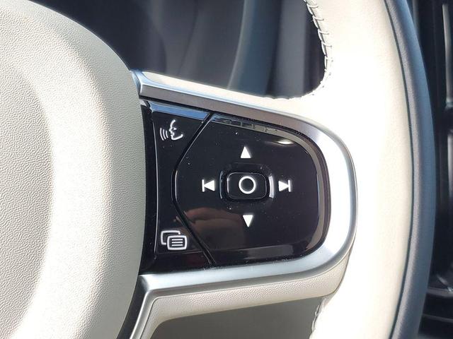 Photo of 2025 Crystal White Metallic Volvo XC60