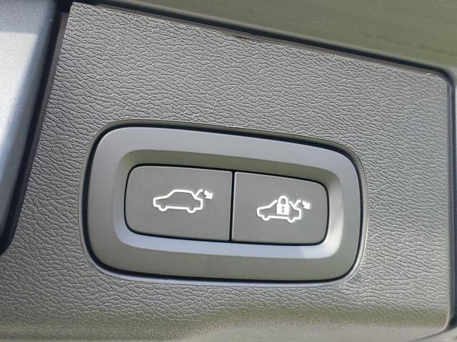 Photo of 2025 Crystal White Metallic Volvo XC60