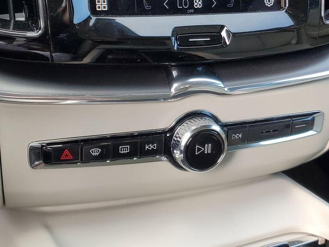 Photo of 2025 Crystal White Metallic Volvo XC60