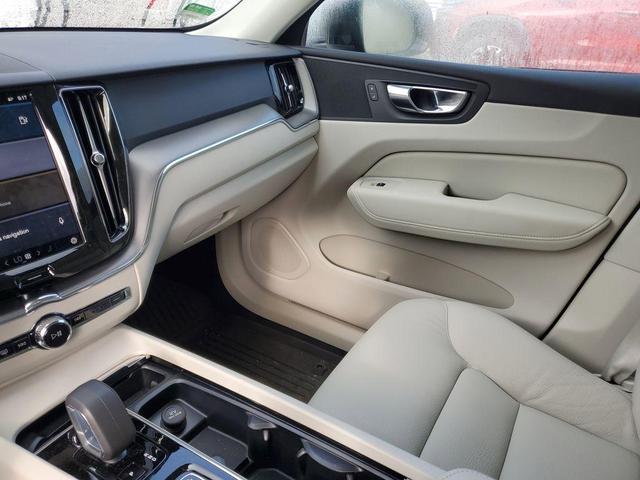 Photo of 2025 Crystal White Metallic Volvo XC60