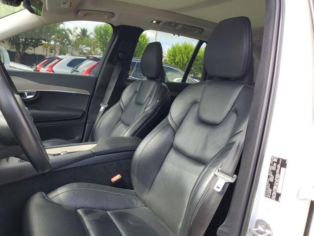 Photo of 2022 Crystal White Metallic Volvo XC90