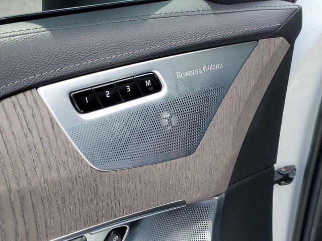 Photo of 2022 Crystal White Metallic Volvo XC90