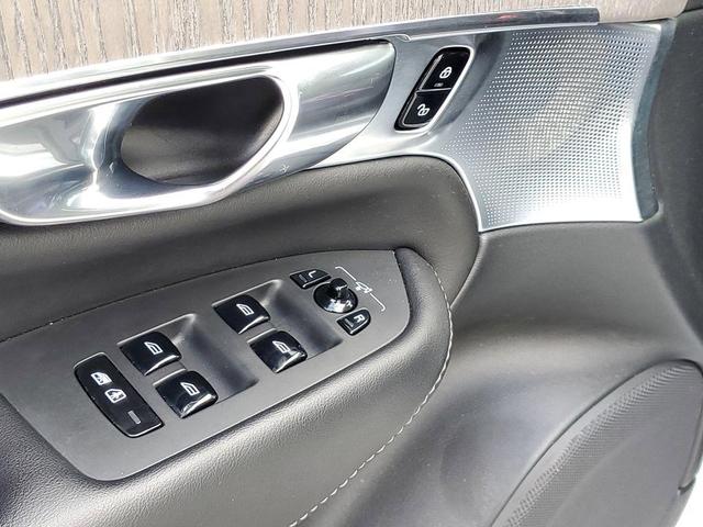Photo of 2022 Crystal White Metallic Volvo XC90