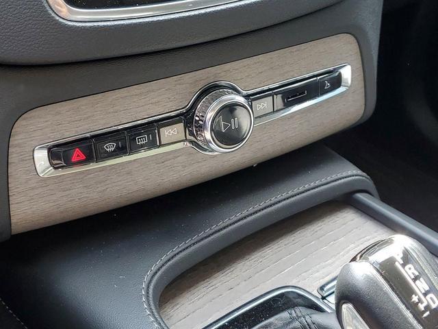 Photo of 2022 Crystal White Metallic Volvo XC90