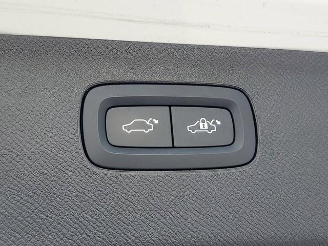 Photo of 2022 Crystal White Metallic Volvo XC90