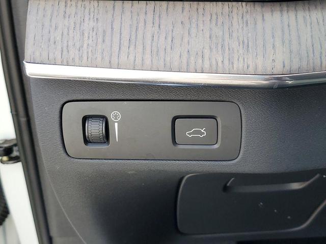 Photo of 2022 Crystal White Metallic Volvo XC90