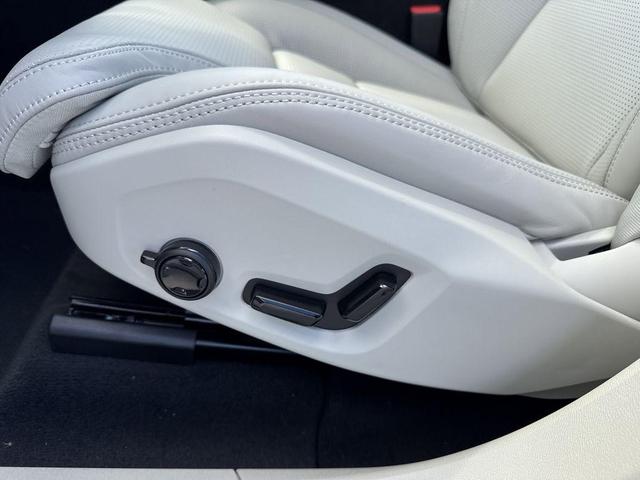 Photo of 2025 Blue Volvo XC60 Plug-In Hybrid