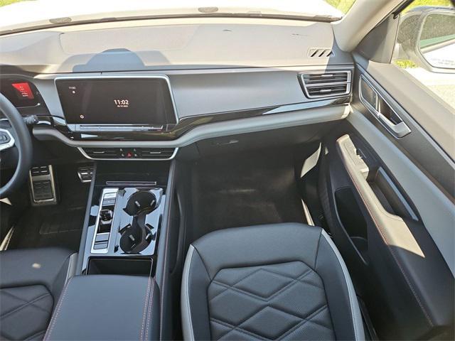 Photo of 2025 Pure White Volkswagen Atlas