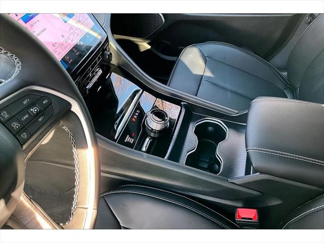 Photo of 2025 Diamond Black Crystal Pearlcoat Jeep Grand Cherokee L