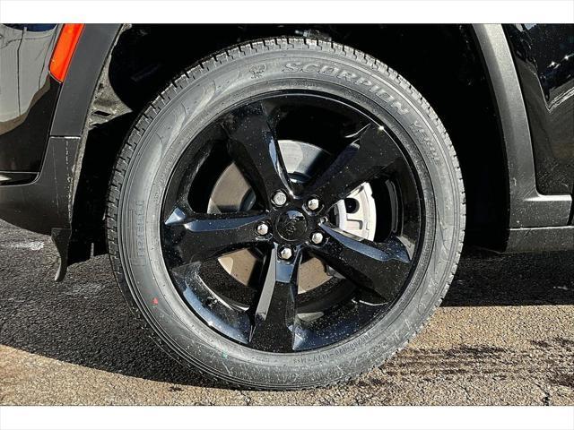 Photo of 2025 Diamond Black Crystal Pearlcoat Jeep Grand Cherokee L