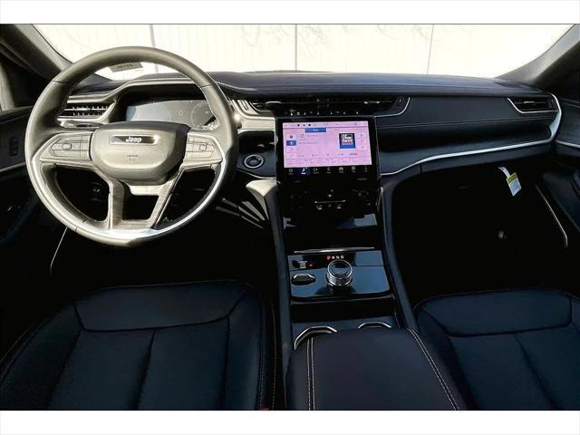 Photo of 2025 Diamond Black Crystal Pearlcoat Jeep Grand Cherokee L