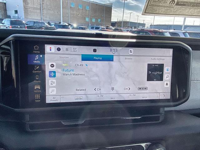 Photo of 2025 Bright White Clearcoat Jeep Gladiator