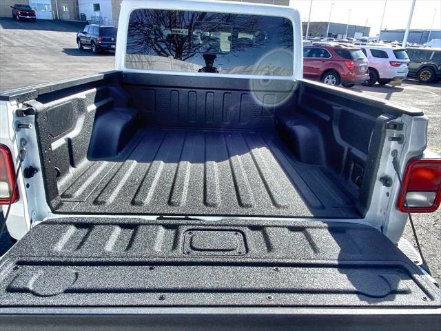 Photo of 2025 Bright White Clearcoat Jeep Gladiator