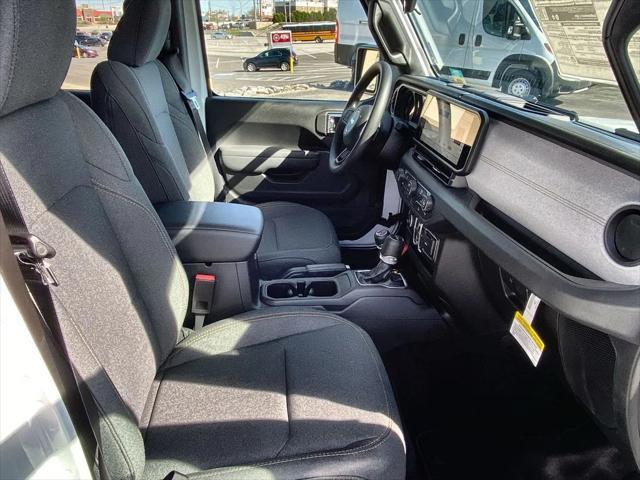 Photo of 2025 Bright White Clearcoat Jeep Gladiator