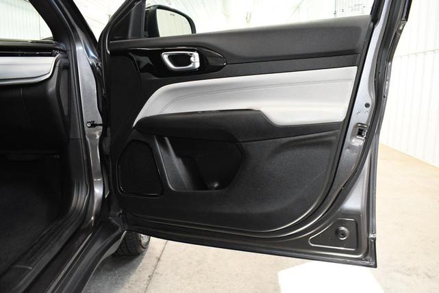 Photo of 2023 Granite Crystal Metallic Clearcoat Jeep Compass