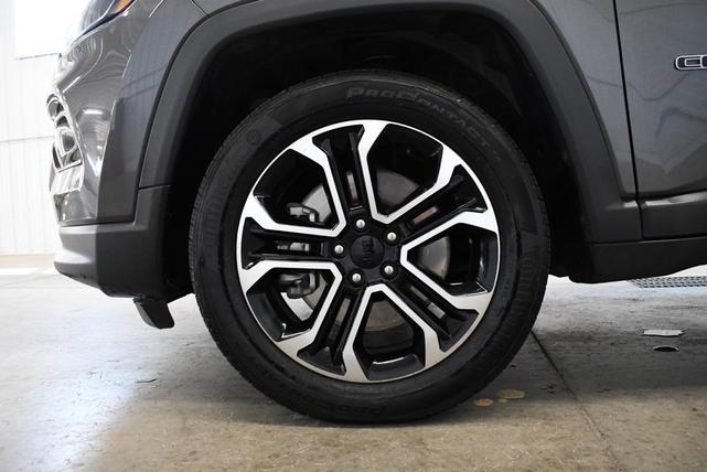 Photo of 2023 Granite Crystal Metallic Clearcoat Jeep Compass