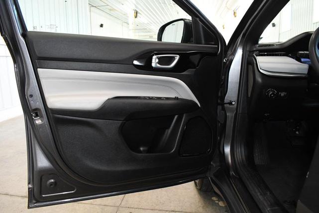 Photo of 2023 Granite Crystal Metallic Clearcoat Jeep Compass