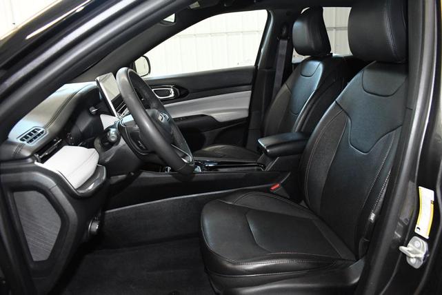 Photo of 2023 Granite Crystal Metallic Clearcoat Jeep Compass