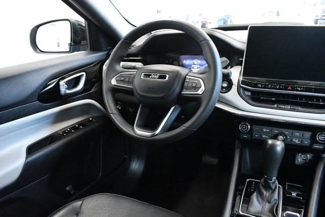 Photo of 2023 Granite Crystal Metallic Clearcoat Jeep Compass