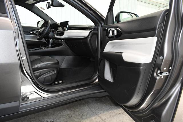 Photo of 2023 Granite Crystal Metallic Clearcoat Jeep Compass