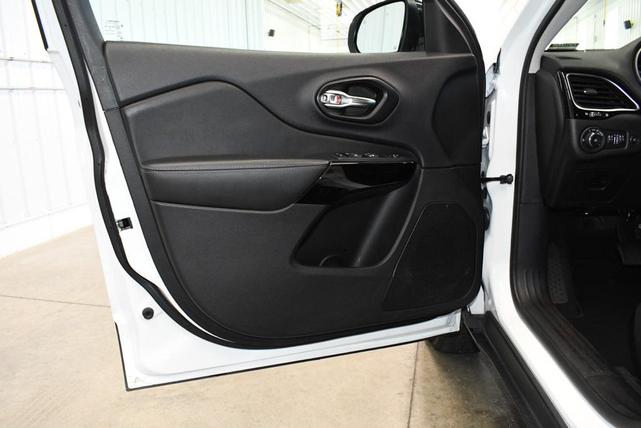 Photo of 2023 Bright White Clearcoat Jeep Cherokee