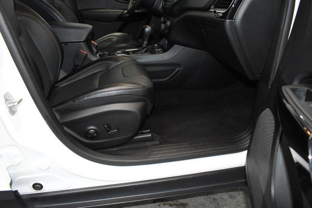 Photo of 2023 Bright White Clearcoat Jeep Cherokee