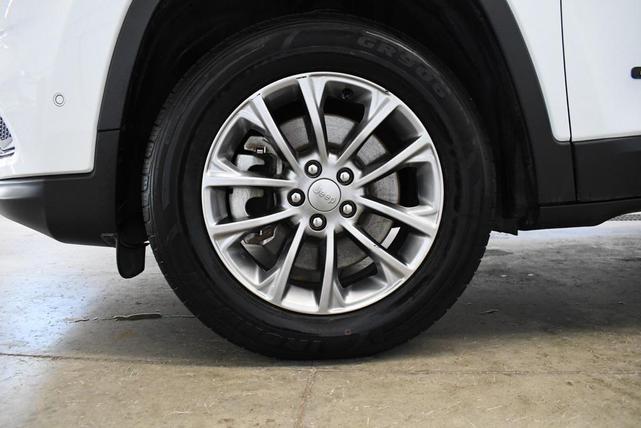 Photo of 2023 Bright White Clearcoat Jeep Cherokee