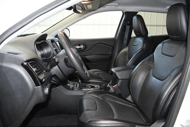 Photo of 2023 Bright White Clearcoat Jeep Cherokee