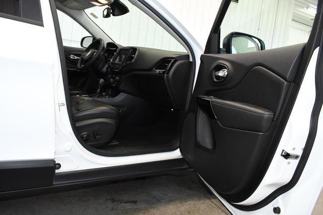 Photo of 2023 Bright White Clearcoat Jeep Cherokee