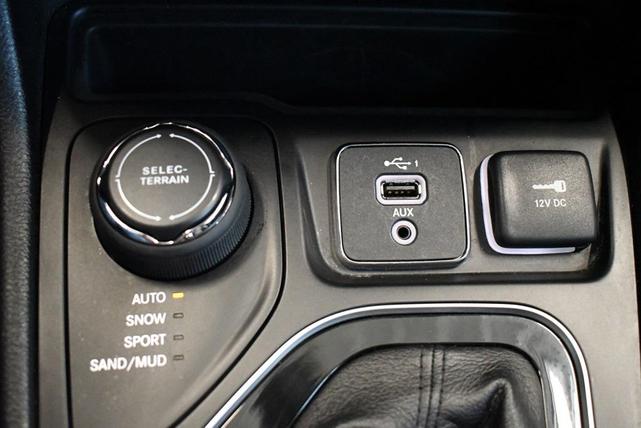 Photo of 2023 Bright White Clearcoat Jeep Cherokee