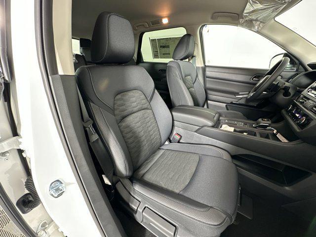 Photo of 2025 Glacier White Nissan Pathfinder