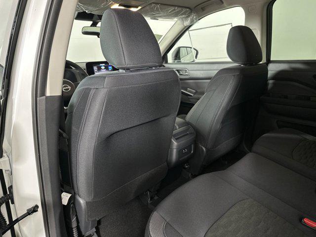 Photo of 2025 Glacier White Nissan Pathfinder