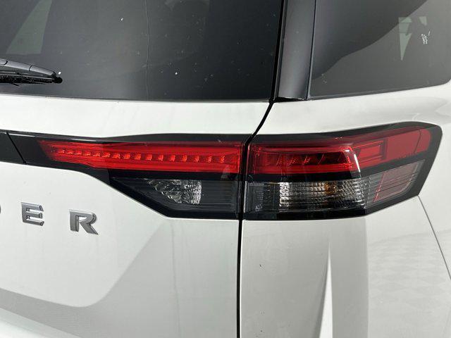 Photo of 2025 Glacier White Nissan Pathfinder
