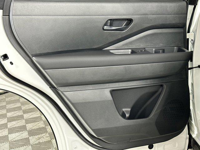 Photo of 2025 Glacier White Nissan Pathfinder