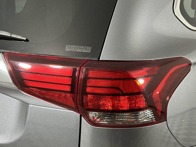 Photo of 2020 Mercury Gray Metallic Mitsubishi Outlander