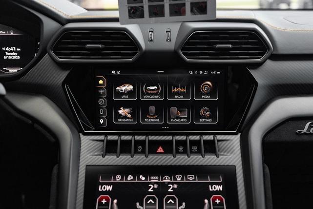 Photo of 2024 Blue Lamborghini Urus
