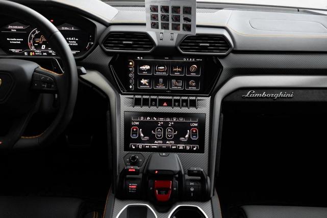 Photo of 2024 Blue Lamborghini Urus