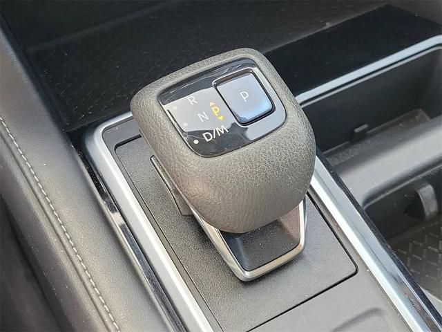 Photo of 2022 Glacier White Nissan Pathfinder