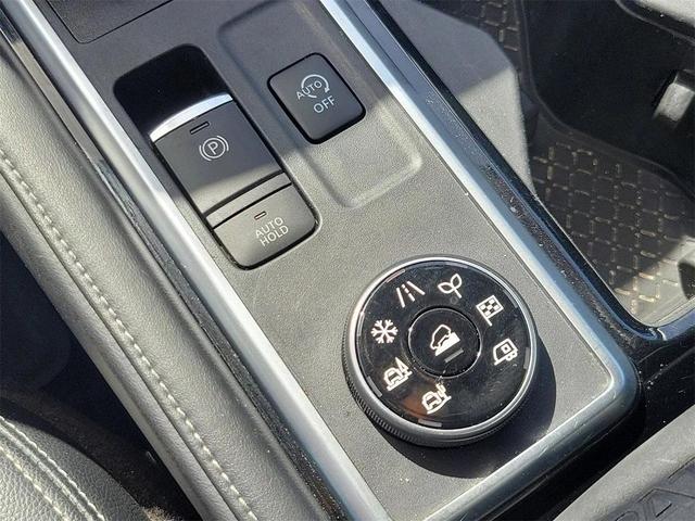 Photo of 2022 Glacier White Nissan Pathfinder