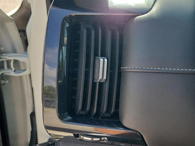 Photo of 2022 Glacier White Nissan Pathfinder